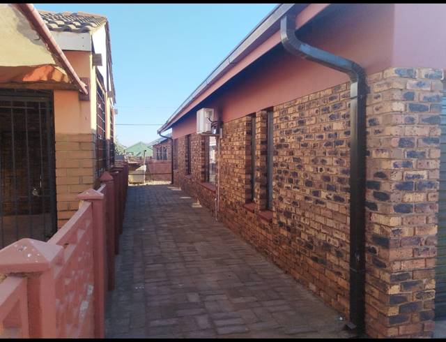3 BEDROOM HOUSE FOR SALE IN SEBOKENG ZONE 10